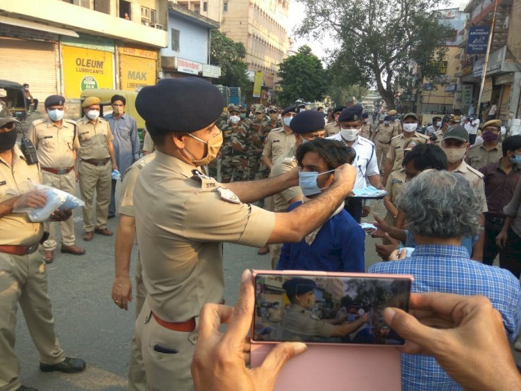 जयपुर में दिखा पुलिस अधिकारियों का अनूठा ढंग, अफसरों ने पैदल चल लोगों को मास्क पहनाए