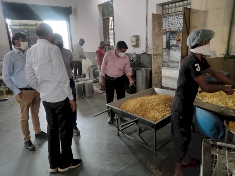 बदबूदार फफूंदी वाले पुराने मावे और फफूंद लगे काजू से मिठाई बनाने की थी तैयारी, टीम ने नष्ट कराया 200 किलोग्राम दूषित मावा और 50 किलो दूषित काजू