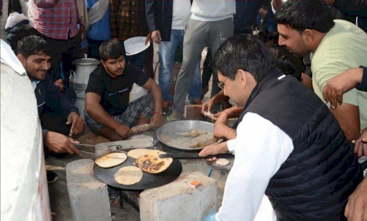 किसान आंदोलन में रोटी सेंकने पहुंच रहे कई नेता, दीपेन्द्रसिंह हुड्डा की रोटी जल गई