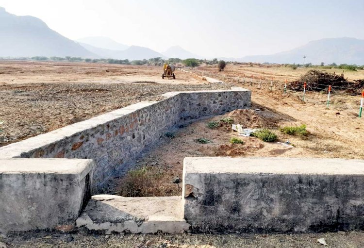 पहले नाले को मिट्टी डालकर भर दिया अब नाले सहित तालाब पर भूखंड बेचने लगे