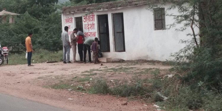 गांवों में बिक रही अवैध शराब, अधिकारी बोल रहे जानकारी नहीं फोटो भेजो, बंद करवाते हैं