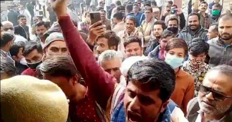 पिता कांग्रेस नेता और पुत्र लगा रहे सरकार के खिलाफ नारे