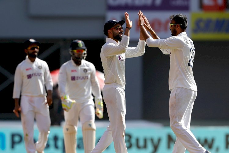 भारत—इंग्लैंड टेस्ट सीरीज के आखिरी मैच में इंग्लैंड की पहली पारी में बनाए 205 रन