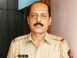 व्हॉट्सएप स्टेटस में दुनिया को अलविदा करने का समय आ गया लिखा मुंबई पुलिस के एनकाउंटर स्पेशलिस्ट वझे ने