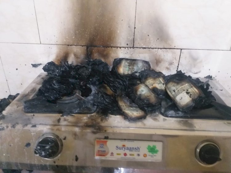 सिरोही तहसीलदार ने एसीबी को देख जलाई नोटों की गड्डियां, एसीबी टीम ने रसोई की खिड़की को तोड़ बनाया वीडियो, बावजूद इसके घूसखोर तहसीलदार कल्पेश जैन गैस पर चाय बनाने का बोलता रहा झूठ