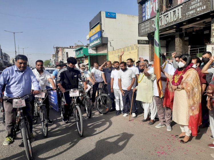 भाजपा विधायक राजवी और ग्रेटर मेयर ने स्वच्छता का संदेश देने के लिए निकाली साइकिल रैली