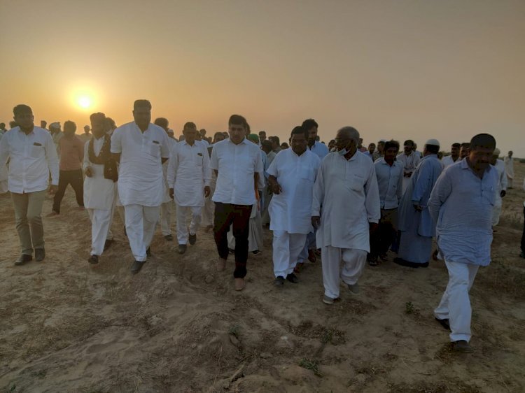 जैसलमेर में तूफानी अंधड़ और वर्षा से प्रभावित इलाकों में पहुंचे गहलोत सरकार के राजस्व मंत्री, किसानों से कहा चिंता नहीं करें, होगी भरपाई