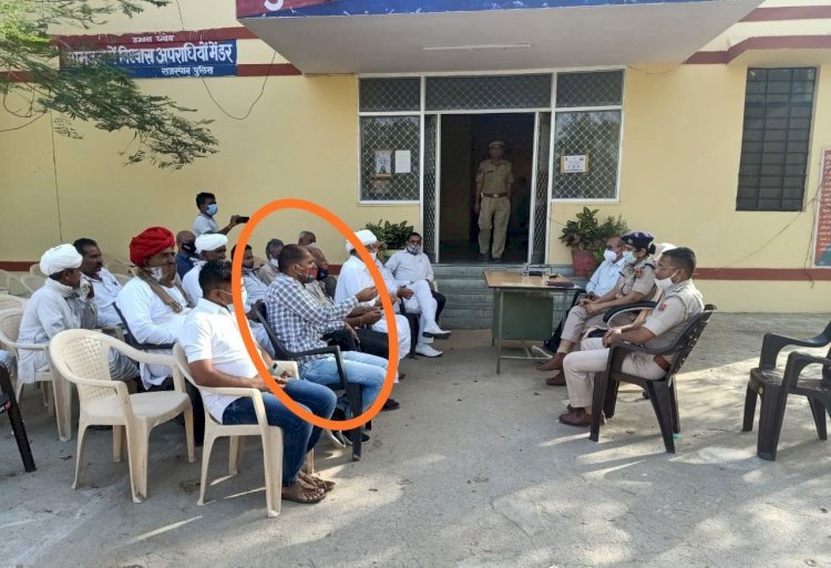 महिला के साथ छेड़छाड़, मारपीट का आरोपी पुलिस की सीएलजी बैठक में बैठ शांति व्यवस्था पर कर रहा है चर्चा