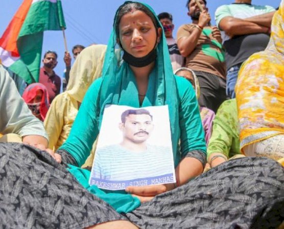 सीआरपीएफ जवान राकेश्वर सिंह को नक्सलियों से छुड़ाने की मांग पर उनकी पत्नी ने जम्मू—अखनूर हाइवे पर दिया धरना