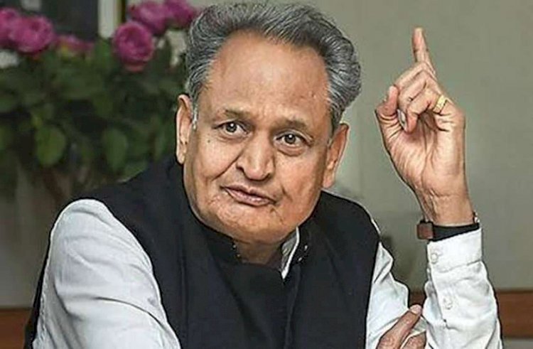 कांग्रेस नेता दिग्विजय, सरजेवाला और पूर्व केंद्रीय मंत्री हरसिमरत कौर पॉजिटिव, चुनाव प्रचार थमने के बाद सीएम गहलोत ने कहा कोरोना फैलाने में राजनेता भी दोषी