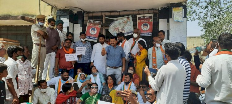 सहाड़ा में लापता युवती के मामले में प्रदेश मंत्री श्रवणसिंह बगड़ी के नेतृत्व में दिया धरना