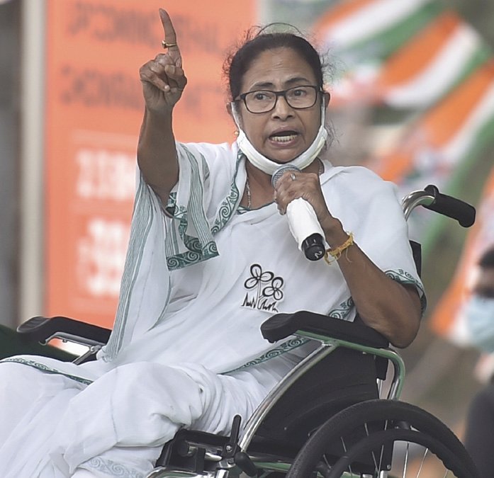 पश्चिम बंगाल चुनाव में भीड़ को उकसाने पर सीएम ममता बनर्जी के खिलाफ मुकदमा दर्ज