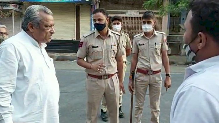पाली के सुमेरपुर विधानसभा से विधायक ने बाजार में ड्यूटी कर रहे पुलिसकर्मियों को दी धमकी
