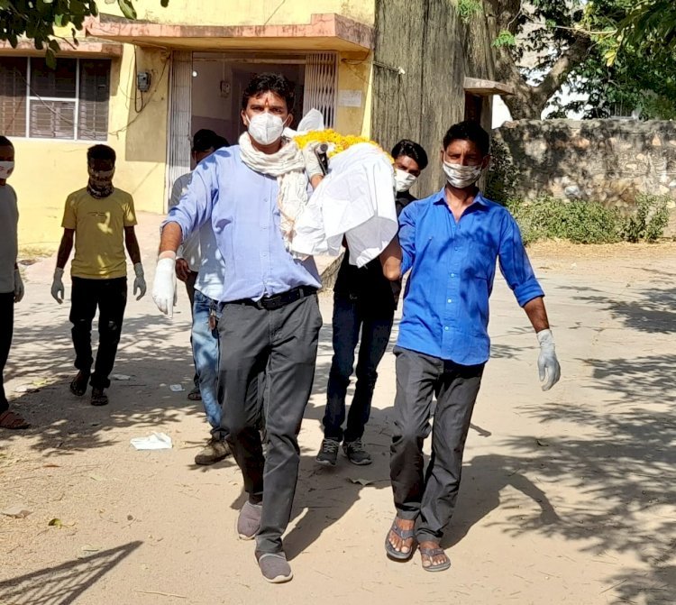 जब अपने ही कोरोना मरीज का नहीं करते अंतिम संस्कार, तब प्रकाश करता है पहल, विधि विधान से करता है मृतक का अंतिम संस्कार