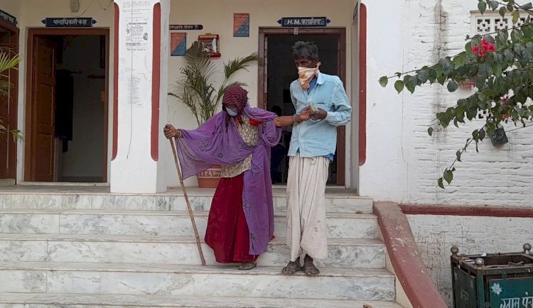पुलिस कॉन्स्टेबल बेटा मां को कर रहा परेशान, 95 वर्षीय बूढ़ी मां पहुंची थाने, लगाई गुहार