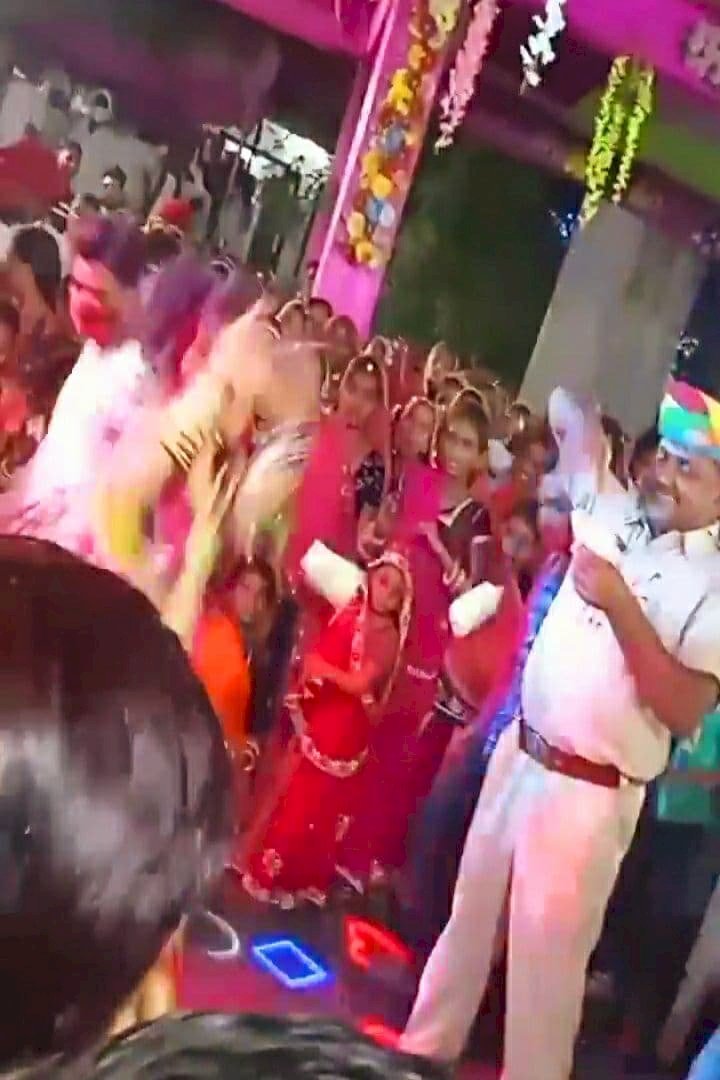 कोरोना की दूसरी लहर, सरकार लॉकडाउन को मजबूर, बावजूद सिरोही जिले का हैड कांस्टेबल वर्दी में पहुंचा शादी समारोह में, शराब के नशे में जमकर लगाए ठुमके, डांसर पर उड़ाए नोट
