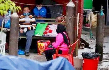 भारत के बाद नेपाल में भी कोरोना संकट के बीच ऑक्सीजन की कमी, लुंबिनी में 14 मरीजों की मौत
