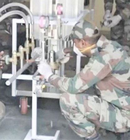 कोरोना में मरीजों की मदद के लिएभारतीय सेना के इंजीनियर्स ने लिक्विड ऑक्सीजन को बिना बिजली बदला मेडिकल ऑक्सीजन में