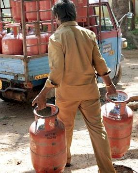अब गैस डिलीवरी डिस्ट्रीब्यूटर चुनने की मिलेगी आजादी, पायलट प्रोजेक्ट स्तर पर लागू होगा देश के 5 शहरों में
