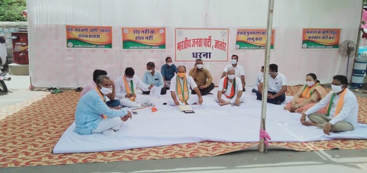 जालोर में जनता से जुड़े कार्य नहीं होने पर भाजपा का प्रदर्शन, कलेक्टर को सौंपा ज्ञापन, 7 दिन में मांग पूरी नहीं करने पर धरने की चेतावनी
