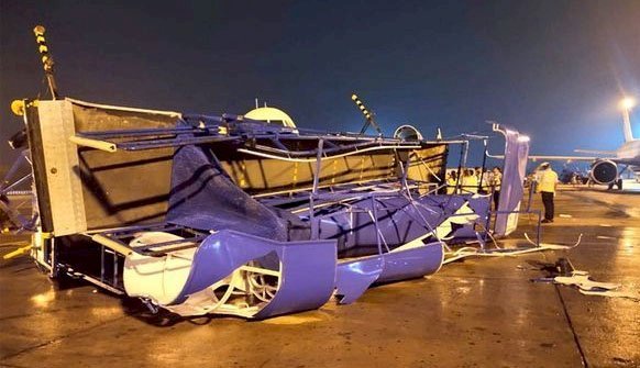 अहमदाबाद में आए तूफान में एयरपोर्ट पर खड़े विमान आपस में टकराएं, 5 विमानों को नुकसान