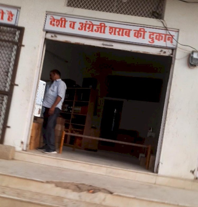 कोरोना के चलते रविवार को राजस्थान में लागू है वीकेंड कर्फ्यू, लेकिन जालोर के रानीवाड़ा में शटर खोलकर बेची जा रही है शराब,पुलिस थाने की दीवार से सटे गोदाम से भी हो रही है अवैध शराब की बिक्री