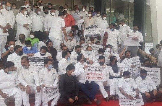 विधानसभा में अध्यक्ष के साथ बदतमीजी करने के आरोप में भाजपा विधायक 1 साल के लिए सस्पेंड