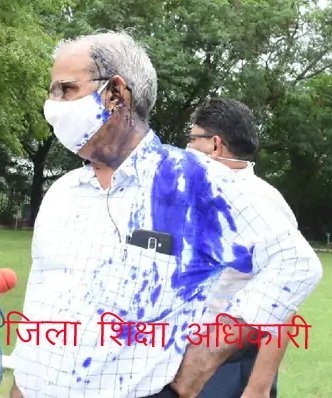 स्कूल फीस बढ़ने से नाराज पेरेंट्स का राजधानी के शिक्षा संकुल में प्रदर्शन, डीईओ पर फेंसी स्याही