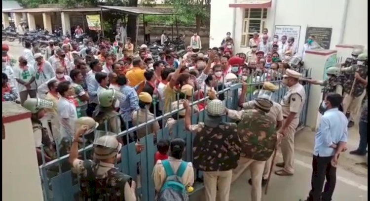 प्रदेश सरकार के खिलाफ भाजपा कार्यकर्ता उतरे सड़क पर, राज्यपाल के नाम सौंपा ज्ञापन