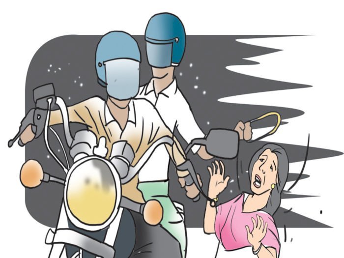 लालपुरा घाट क्षेत्र में बीच रास्ते बदमाश महिला के हाथ से बैग छीनकर भागे