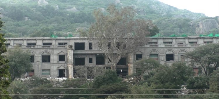 लिमडी कोठी में नियम विरुद्ध निर्माण के बावजूद प्रशासन खामोश, आखिर क्या हैं वजह?