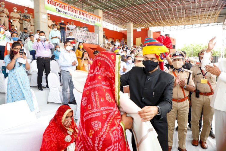 शहीदों की वीरांगनाओं को शॉल ओढ़ाकर किया सम्मानित