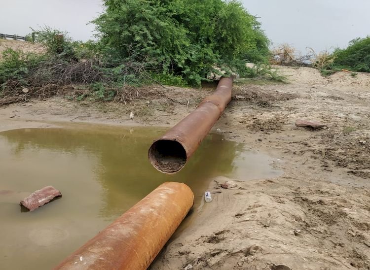 सत्रह साल पहले बिछाई पाइप लाइन बिखरी, अब सर्वे करवा खर्च का करवा रहे आकलन
