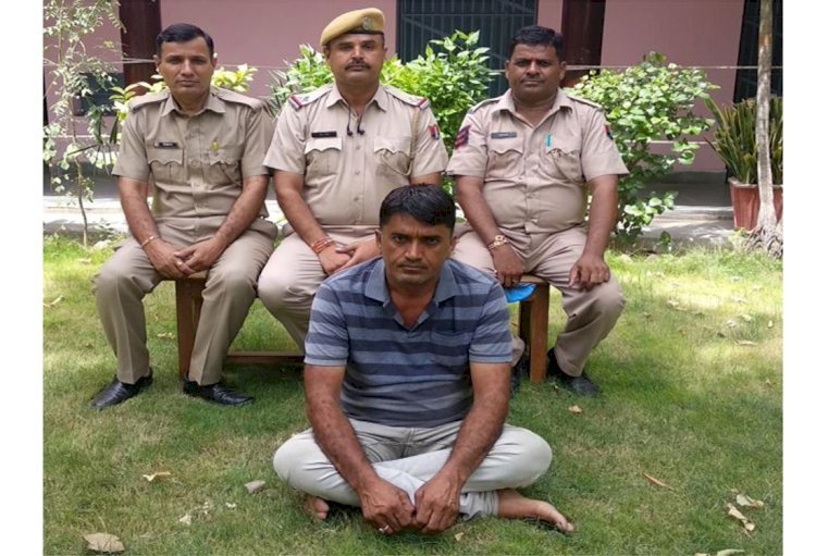 पुनासा का पैराटीचर शराब तस्कर निकला, पुलिस ने उसके कब्जे से 223 कार्टन अवैध शराब जब्त की