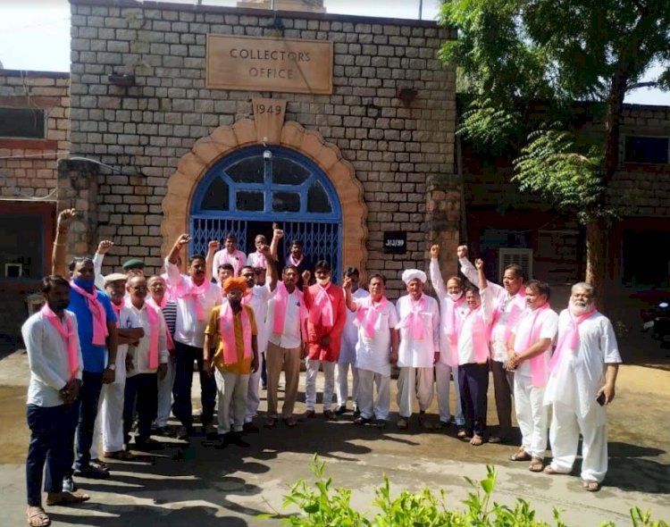 भीनमाल मांगे नर्मदा नीर आंदोलन के समर्थन में नर्मदा नीर संघर्ष समिति ने कलेक्टर को सौंपा ज्ञापन,पेयजल की आपूर्ति प्रारंभ करने की मांग