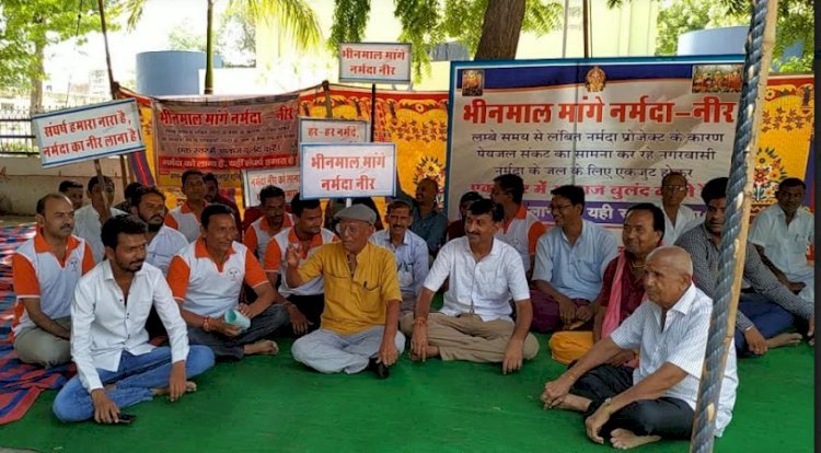 भीनमाल को नर्मदा का पानी दिलाने की मांग पर लोगों का आंदोलन 23वें दिन भी रहा जारी, परशुराम सेवा समिति ने दिया समर्थन
