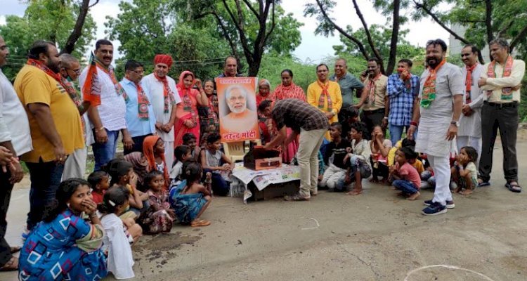 मोदी के जन्मदिन पर कच्ची बस्ती के बच्चों के साथ भाजपाइयों ने काटा केक, वितरित की फल और मिठाई