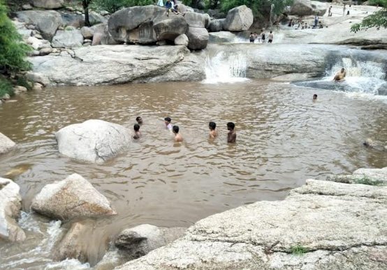 जालोर में हुई मुसलाधार बारिश से मौसम हुआ सुहाना, खोडेश्वर महादेव इलाके में बहने लगे झरने