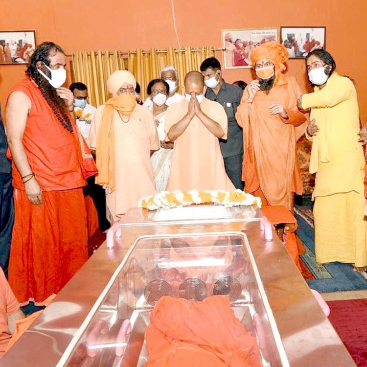 उत्तरप्रदेश के मुख्यमंत्री पहुंचे प्रयागराज, महंत नरेंद्र गिरि को श्रद्धांजलि अर्पित, दोषियों पर सख्त कार्रवाई के निर्देश