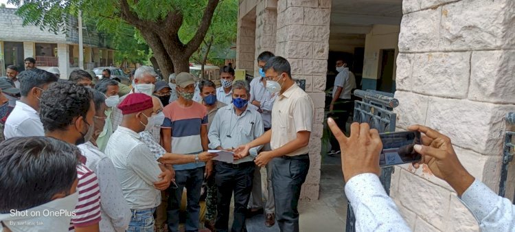 जवाई बांध: पर्यटन व्यवसाय से जुड़े लोगों ने जलाई दैनिक समाचार पत्र की प्रतियां, अखबार के खिलाफ एसडीएम को सौंपा ज्ञापन