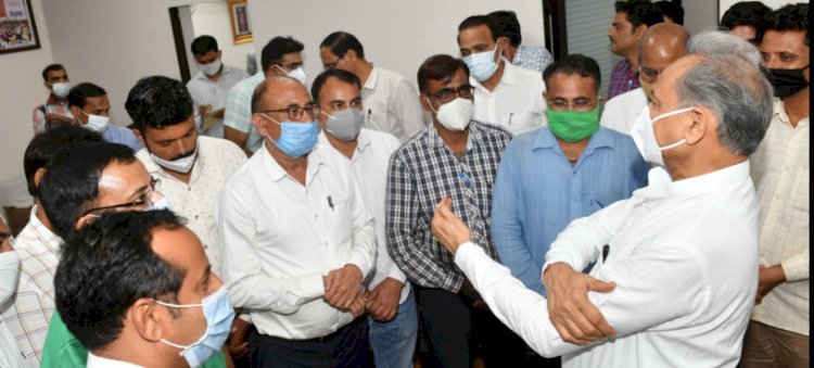 राजस्व कार्मिकों का पदोन्नति के अवसरों में वृद्धि, देय भत्तों में बढ़ोतरी और रिक्त पद भरने जैसी मांगों पर कार्य बहिष्कार समाप्त
