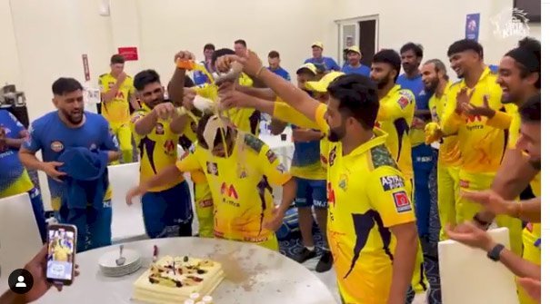 आईपीएल 2021 का खिताब जीतने के बाद चेन्नई सुपर किंग्स ने होटल में मनाया शार्दूल ठाकुर का जन्म दिन