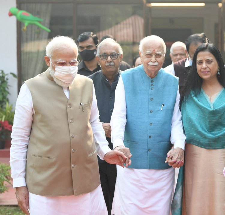 भाजपा के वरिष्ठ नेता लाल कृष्ण आडवाणी के 94वें जन्मदिन पर मोदी और वेंकैया नायडू ने कटवाया केक, सोशल मीडिया पर शेयर की तस्वीरें