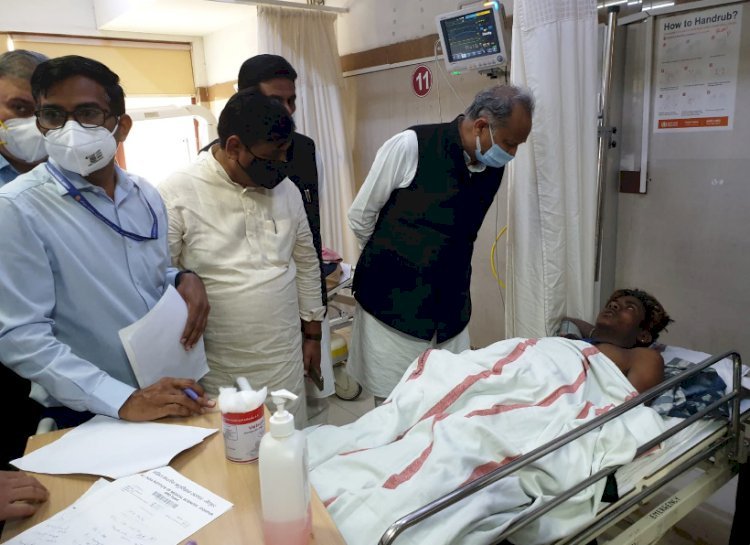 CM जोधपुर दौरे पर, एयरपोर्ट से पहुंचे एम्स अस्पताल और हादसे में मृतक आश्रित एवं घायलों को तत्काल सहायता राशि उपलब्ध कराने के दिए निर्देश