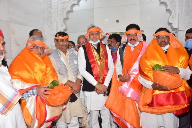 मुख्यमंत्री अशोक गहलोत एवं विधानसभा अध्यक्ष डॉ. सीपी जोशी ने किए प्रभु श्रीनाथ जी के दर्शन