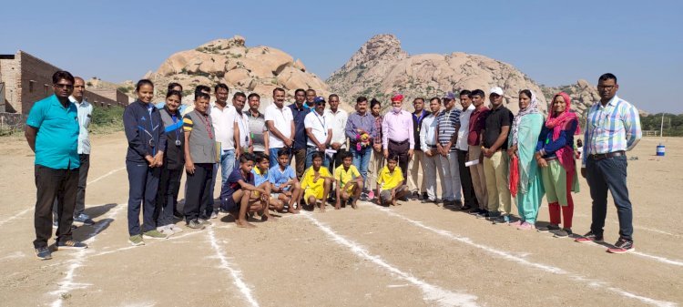 जालोर के भेटाला में चल रही 65वीं जिला स्तरीय खेलकूद प्रतियोगिता में खिलाड़ियों का हौसला बढ़ाने पहुंचे डीईओ
