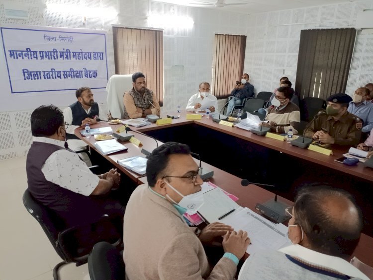 Sirohi जिला प्रभारी Mahendra Choudhary ने बजट घोषणा के साथ सरकार की फ्लैगशिप योजना के कार्यो की ली समीक्षा बैठक, ​अधिकारियों को दिए निर्देश