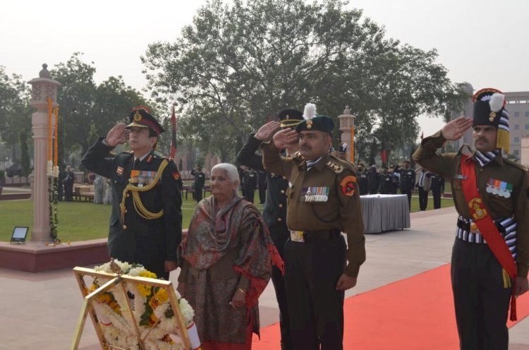 Param Vir Chakra winner कर्नल होशियार सिंह को सूबेदार मेजर परमवीर चक्र विजेता योगेन्द्र सिंह यादव ने किए पुष्प अर्पित