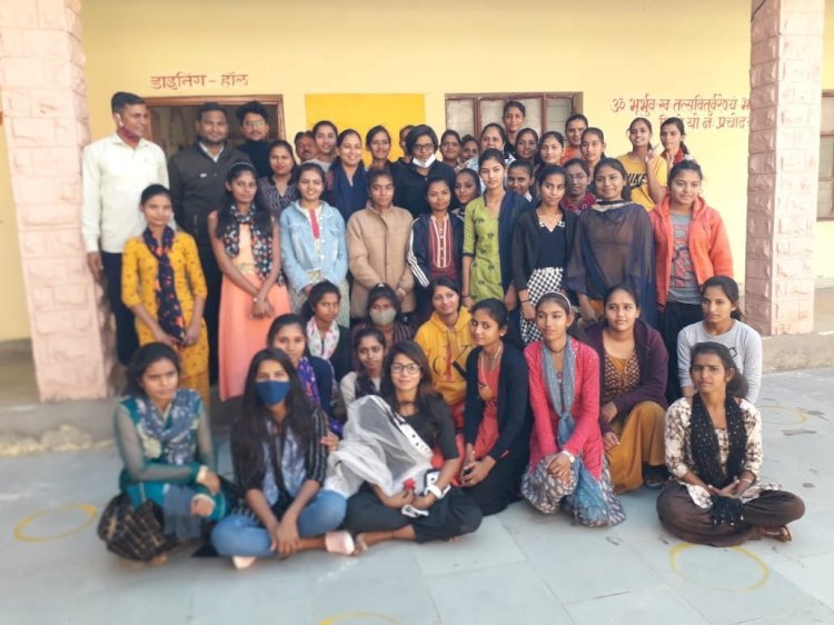 सावित्री बाई छात्रावास में निःशुल्क अंग्रेज़ी कोचिंग अंग्रेज़ी सीखों-कौशल बढाओ का उद्घाटन