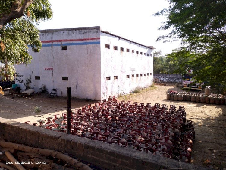 जहां धधकने वाले सिलैण्डरों का जमावड़ा, वहीं भविष्य संवारने के लिए किताबें खोल रही छात्राएं
